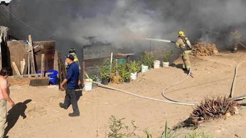 Fuego consume dos casas en la Colonia Obrera