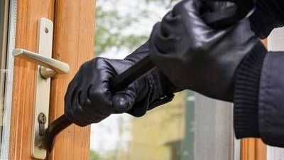 Encapuchados roban 80 mil dlls de caja de seguridad de casa habitación