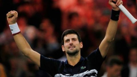Djokovic frena a Shapovalov; gana el Masters 1000 de París
