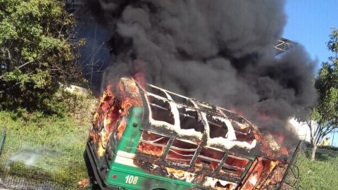 VIDEO:Se incendia transporte público verde y crema en unidad deportiva UNISANTOS