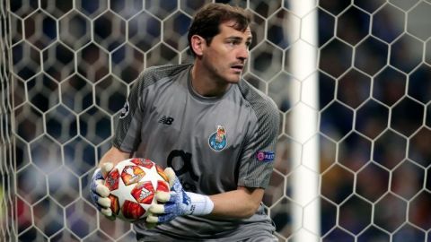 Iker Casillas se pone los zapatos de futbol medio año después
