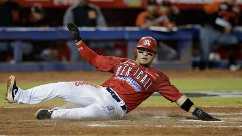 Águilas se impone en cerrado duelo a Naranjeros y evita la barrida