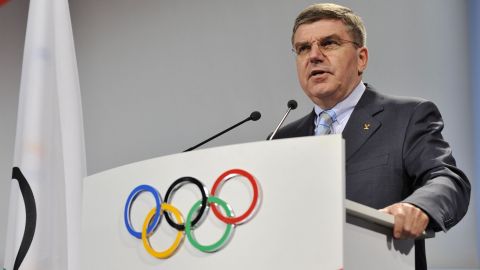 Presidente del COI pide vigilar entorno de atletas contra el dopaje