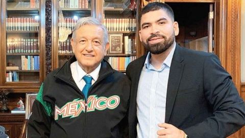 López Obrador recibe a José Luis Urquidy, pitcher de los Astros
