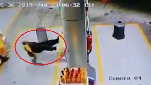 VIDEO: Momento en el que atropellan a despachador de gasolina, todo por no pagar
