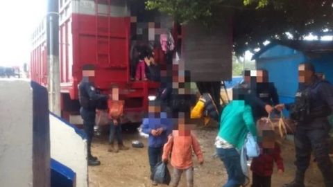 Rescatan a cien migrantes; hay 2 detenidos