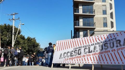 Clausuran acceso vehicular en Centro Escolar Agua Caliente