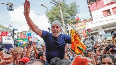 Expresidente brasileño Lula sale de la cárcel 1 año y 7 meses después