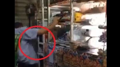 VIDEO: Captan a empleado de Bimbo presuntamente robando dinero en tiendita