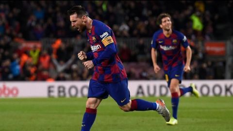 Un triplete de Messi permite al Barcelona mantener el liderato