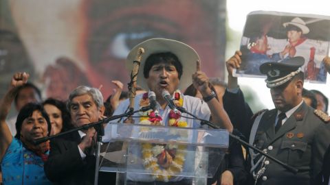 Avión oficial mexicano va por Evo Morales a Bolivia