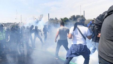 Federales arrojan bombas de gas a policías capitalinos en protesta