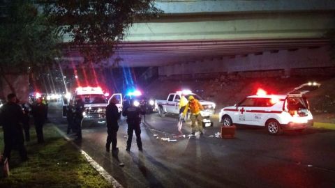 Persona cae de puente vehicular