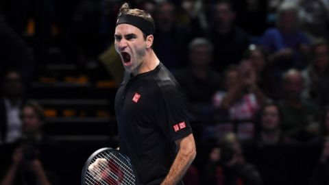 Roger Federer vence a Novak Djokovic y accede a "semis" en ATP Finals