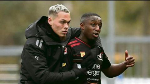 Un futbolista holandés responde a cánticos racistas marcando gol