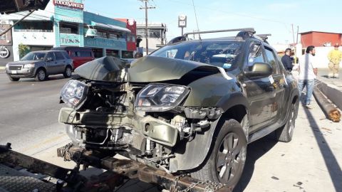 Huye el conductor tras chocar contra poste de luz en Tijuana