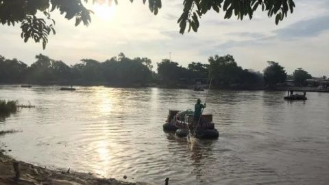 Tras cierre de aduana, migrantes usan balsas para cruzar a Chiapas