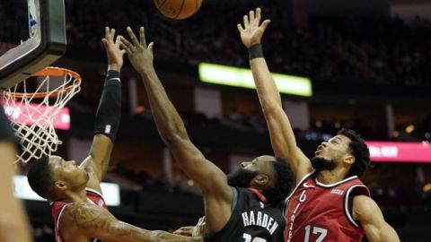 Harden y Westbrook ayudan a que Rockets apaleen a Blazers