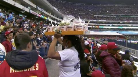 Vendedora de sopas sorprende a prensa de EU en el Estadio Azteca
