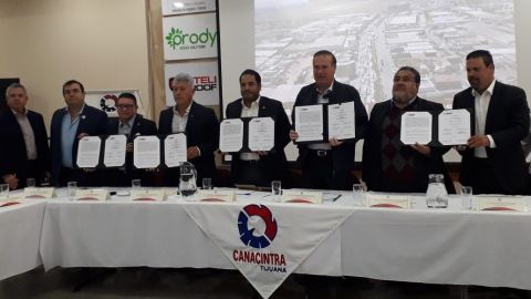 El alcalde de Tijuana, firma convenio con el sector empresarial