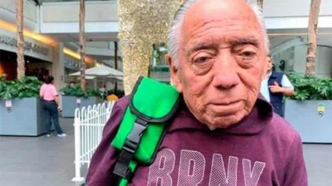 A sus 74 años Francisco realiza entregas de comida a pie en CDMX