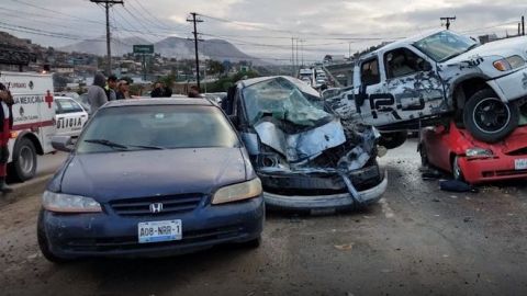 FOTOS Y VIDEO: Cae vehículo sobre cuatro automóviles en la Vía Rápida Poniente