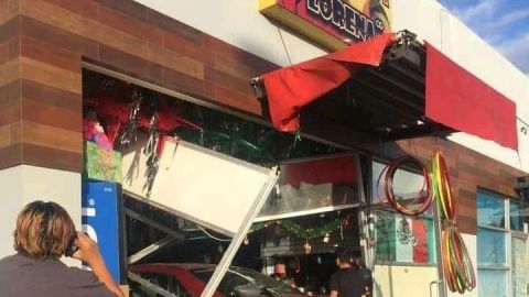Auto se estrella contra dulcería en la Plaza Fiesta del bulevar Díaz Ordaz