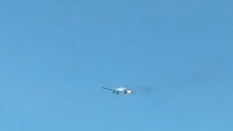 VIDEO: Avión con 360 pasajeros aterriza de emergencia en Los Ángeles | Se quema