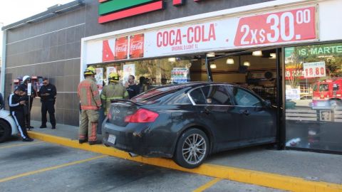 FOTOS: Se metió con todo y carro por unas cervezas
