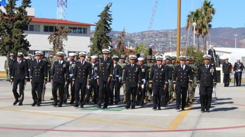 Condecoran a personal naval en el Día de la Marina