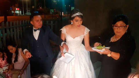 Recién casados comparten banquete en hospital de Tamaulipas
