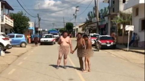 VIDEO: Por robar vacas, desnudan y exhiben a tres hombres en Veracruz