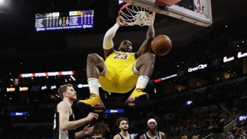 James brilla en victoria de Lakers 114-104 sobre Spurs