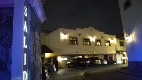 VIDEO: Le disparan a un hombre dentro del Motel La Mansión