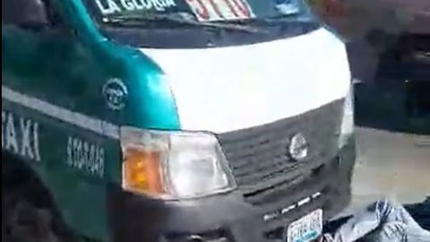 VIDEO:Taxista golpea a ciudadano porque le reclamó que iba a exceso de velocidad