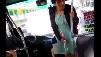 #LadyTacones, Mujer arma trifulca al exigir bajar por puerta indebida de autobús