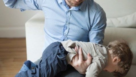 Nalguear a los niños no tiene nada de malo: mamás