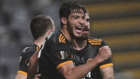 Con otro gol de Jiménez, Wolves avanzan en la Liga Europa