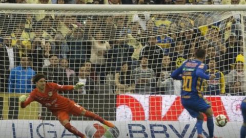 El campeón Tigres remonta y vence al América