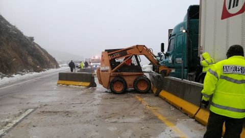 Abren La Rumorosa, realizan labores de limpieza de la nieve