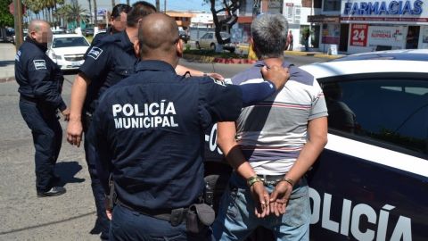 Arrestan a hombre por robo a lugar cerrado