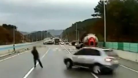 VIDEO: Como torero de autos en plena carretera, se salva de morir.