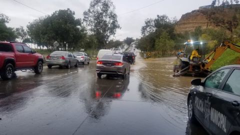 Choques y encharcamientos por la lluvia en Tijuana