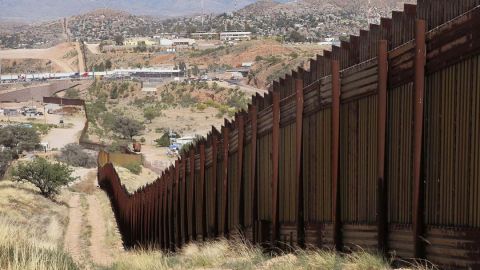 Detienen la construcción del muro, EU-México, por las  mariposas.