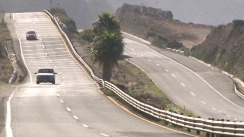 Por derrumbe, cerrado tramo de autopista Ensenada