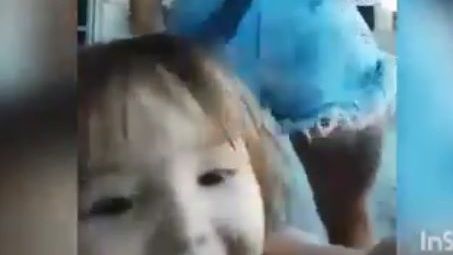 VIDEO: Mamá perrea intenso y su bebé se roba su celular 😂