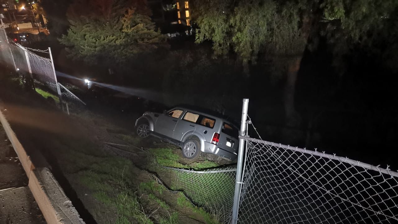 Se sale del camino y choca contra un cerco de metal