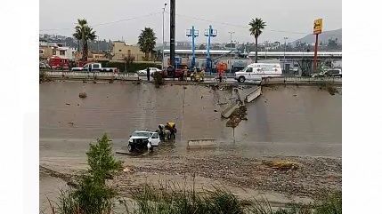 VIDEO: Auto cae a canalización en inmediaciones de la clínica 1 del IMSS