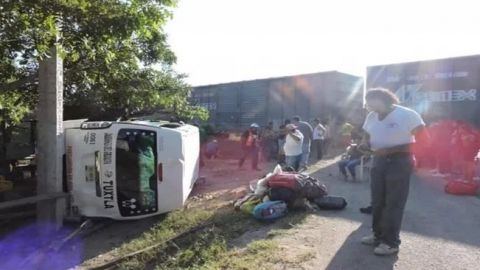 Tren embiste a transporte que trato de ganarle el paso en Chiapas