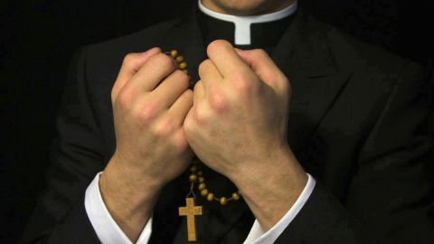 Imputan a líder de iglesia en Nueva York por abuso sexual a un menor